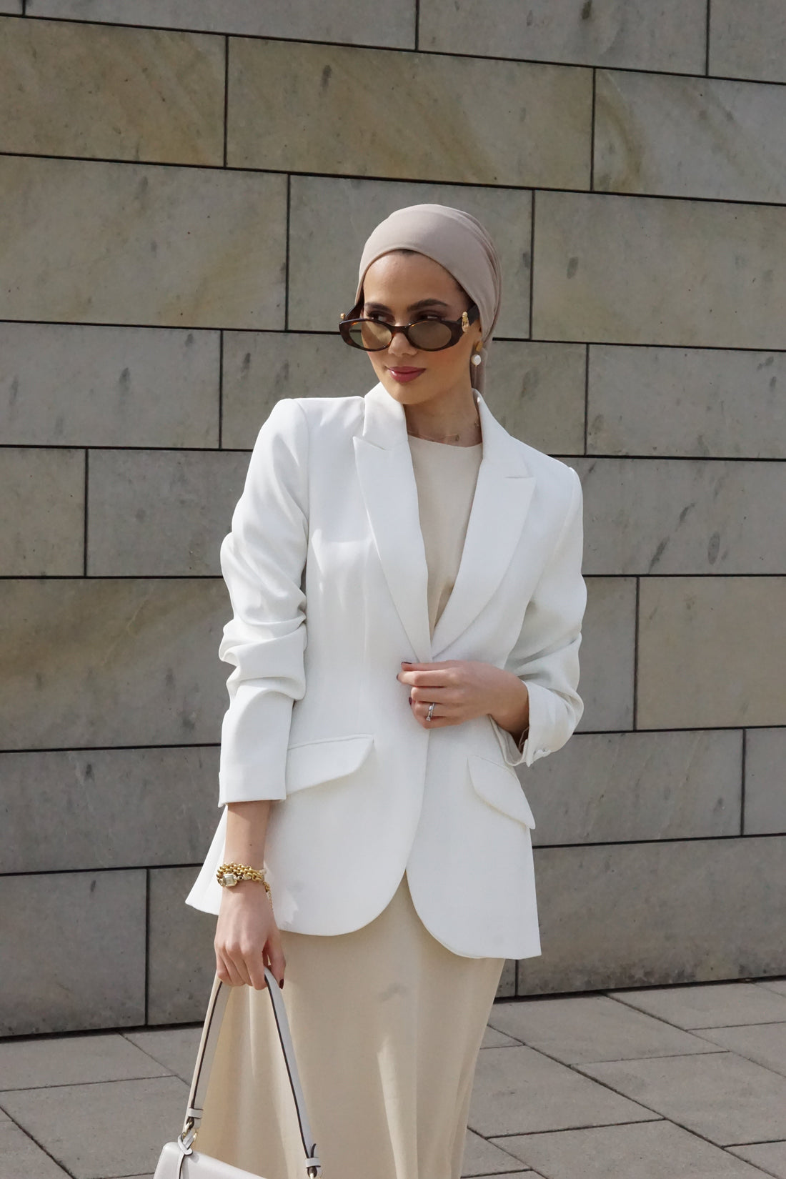 Elegant & Modest: So stylst du den White-&-Beige-Look mit Hijab für Frühling und Sommer